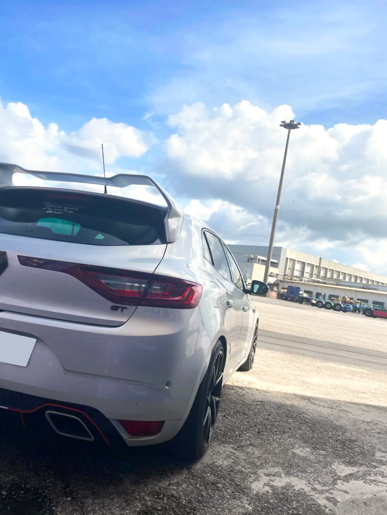 Réplique aileron megane 4rs cup compatible uniquement modèle standard. Ne ce monte pas sur RS!